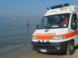 Dramma sulla spiaggia, donna stroncata da un malore