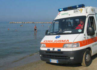 Dramma sulla spiaggia, donna stroncata da un malore