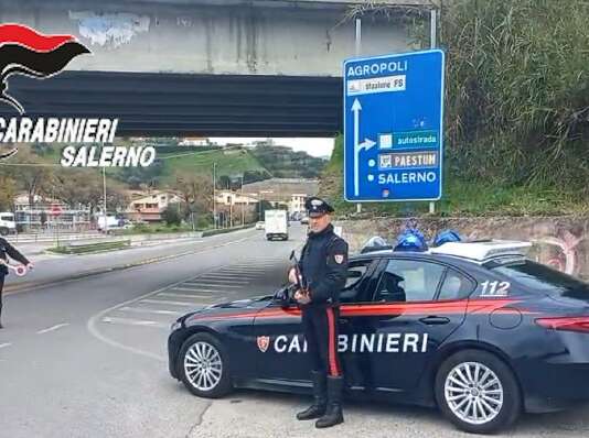 Maltratta madre e sorella e poi aggredisce i carabinieri ad Agropoli