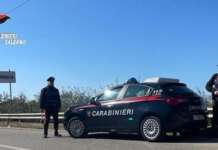 Si rifiuta di spacciare e di pagare il pizzo e gli incendiano le auto, tre arresti