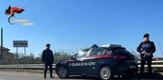 Si rifiuta di spacciare e di pagare il pizzo e gli incendiano le auto, tre arresti