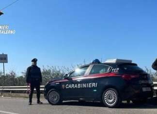 Si rifiuta di spacciare e di pagare il pizzo e gli incendiano le auto, tre arresti