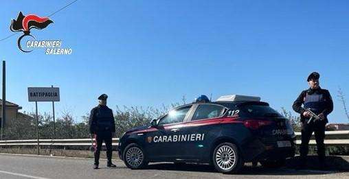 Si rifiuta di spacciare e di pagare il pizzo e gli incendiano le auto, tre arresti