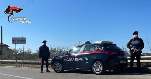 Si rifiuta di spacciare e di pagare il pizzo e gli incendiano le auto, tre arresti