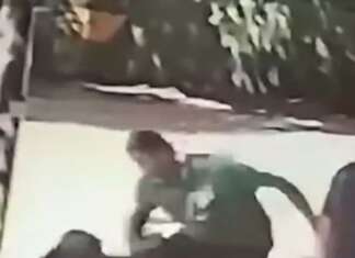 Clochard picchiato e ucciso in piazza, il video shock virale sui social