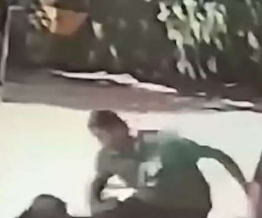 Clochard picchiato e ucciso in piazza, il video shock virale sui social