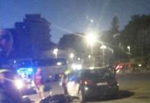 Scooter contro auto in pieno centro: paura per una ragazza
