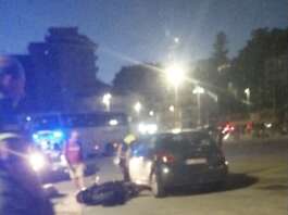 Scooter contro auto in pieno centro: paura per una ragazza