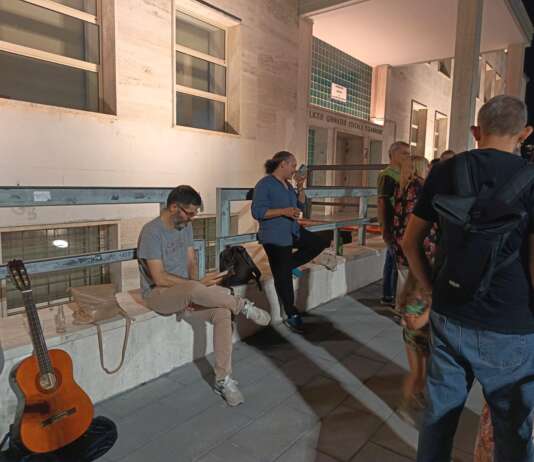 Morte di Guccini, il tributo in Piazza Risorgimento