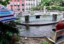 Napoli, ombrellone da spiaggia accanto a Fontana del Tritone: “Piazza Cavour un lido”