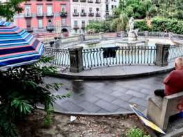 Napoli, ombrellone da spiaggia accanto a Fontana del Tritone: “Piazza Cavour un lido”