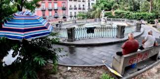Napoli, ombrellone da spiaggia accanto a Fontana del Tritone: “Piazza Cavour un lido”