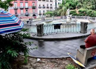 Napoli, ombrellone da spiaggia accanto a Fontana del Tritone: “Piazza Cavour un lido”