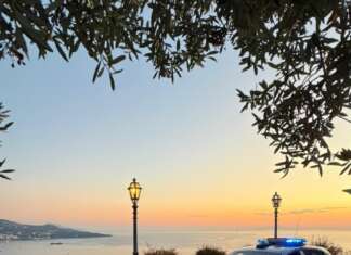 Sale sull’auto, prende una banconota e consegna la cocaina: arrestato