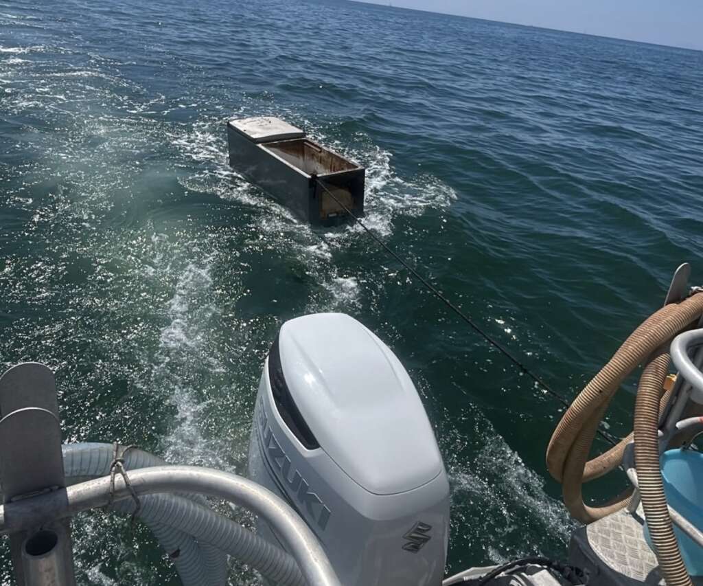 Salerno pulita, recuperato frigorifero in mare