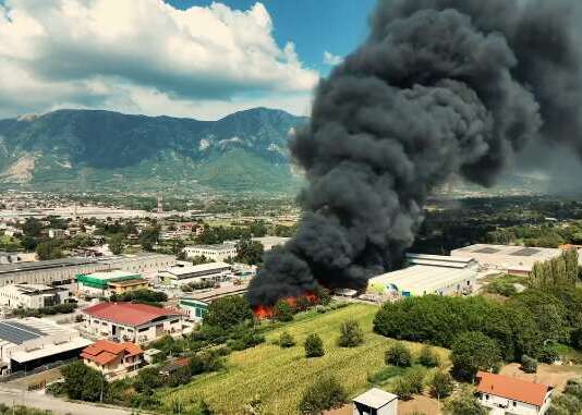 Rogo di Airola, ecco i nuovi dati dell’Arpac: resta alta l’attenzione Incendio capannone stoccaggio rifiuti