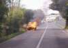 Auto avvolta dalla fiamme: caschi rossi al lavoro, strada chiusa al traffico