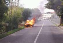 Auto avvolta dalla fiamme: caschi rossi al lavoro, strada chiusa al traffico