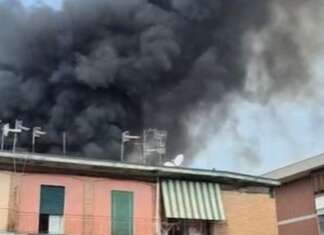 Soccavo, vasto incendio lambisce le case