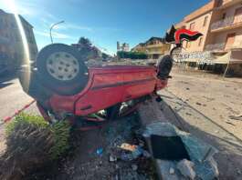 Centra una cabina Enel e si ribalta con l’auto: ferito il 17enne alla guida