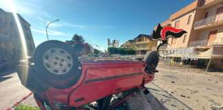 Centra una cabina Enel e si ribalta con l’auto: ferito il 17enne alla guida