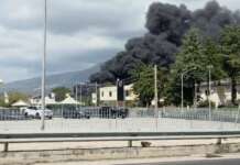 VIDEO/ Incendio nell’area PIP di Airola, enorme nube di fumo nero