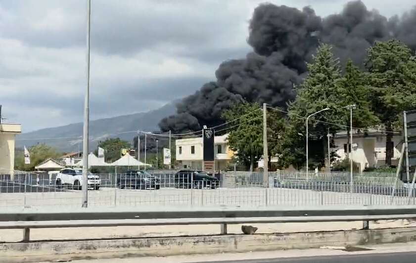 video incendio nell8217area pip di airola enorme nube di fumo nero da Anteprima24.it video incendio nell8217area pip di airola enorme nube di fumo nero