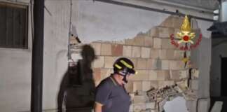 Sfollati Pozzuoli, protesta per bloccare i traghetti. Un padre: “Lasciati soli, in 5 dormiamo in auto”