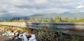 VIDEO/ La vergogna della SS268: una discarica a cielo aperto tra rifiuti e cattivi odori