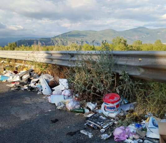 VIDEO/ La vergogna della SS268: una discarica a cielo aperto tra rifiuti e cattivi odori