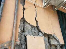 Campi Flegrei, Pecoraro: “Sospesi i canoni ACER per gli alloggi sgomberati” Pozzuoli, crepe palazzo