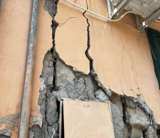 Campi Flegrei, Pecoraro: “Sospesi i canoni ACER per gli alloggi sgomberati” Pozzuoli, crepe palazzo