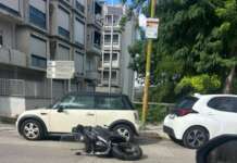 Scontro tra auto e scooter in pieno centro: un 22enne finisce in ospedale