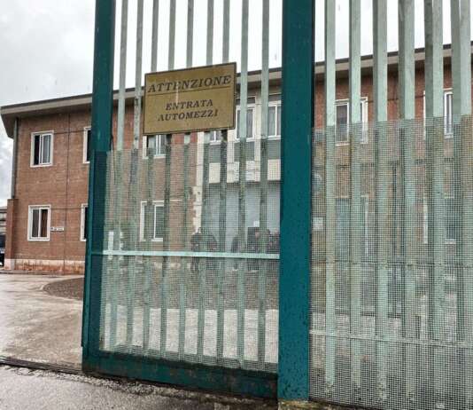 Tensione in carcere, ispettore colpito con una scrivania