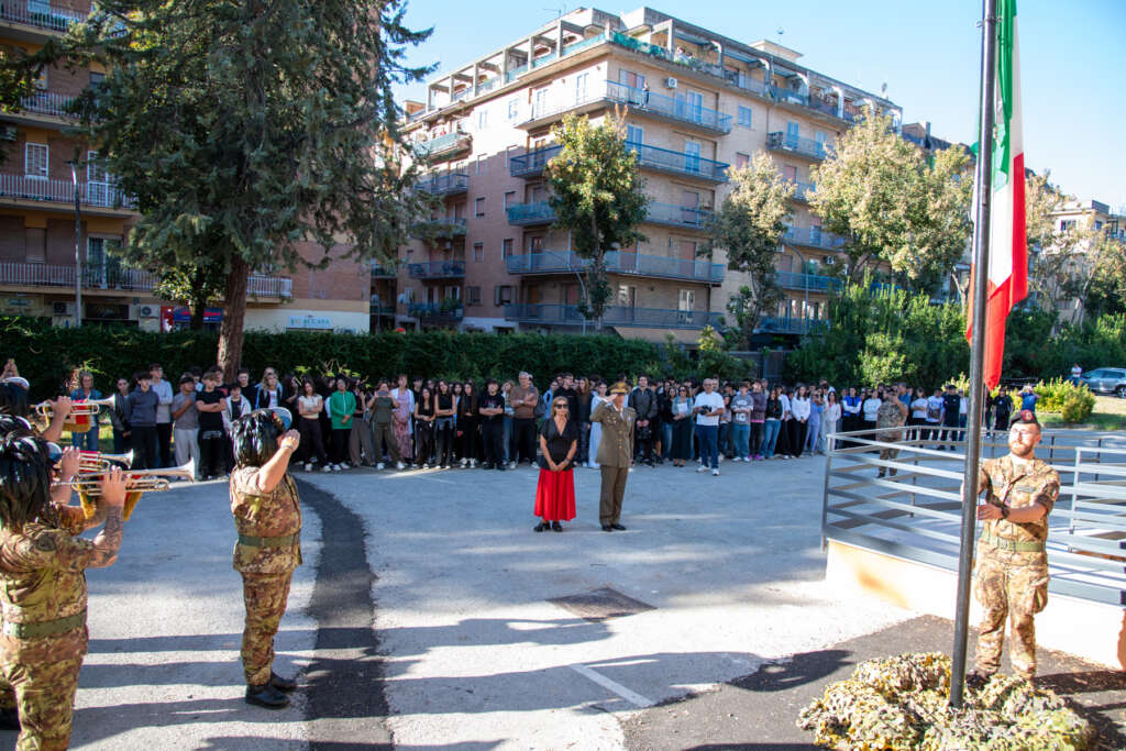 Alzabandiera Caserta con studenti