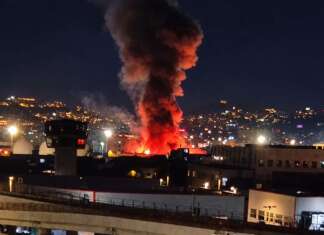 Due incendi nella notte tra Napoli e “Taverna del Re”: fiamme nei siti industriali