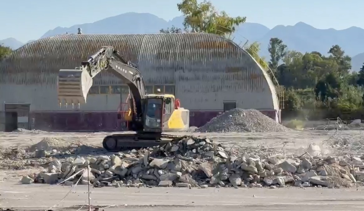 nuovo campo volpe ruspe al lavoro avanti con le demolizioni da Anteprima24.it nuovo campo volpe ruspe al lavoro avanti con le demolizioni
