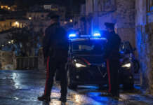 Trovato seminudo e dolorante in strada, poi prende a pugni e sputa contro un carabiniere