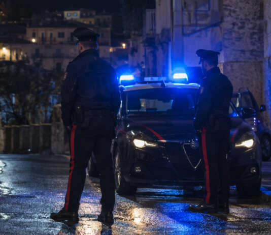 Trovato seminudo e dolorante in strada, poi prende a pugni e sputa contro un carabiniere