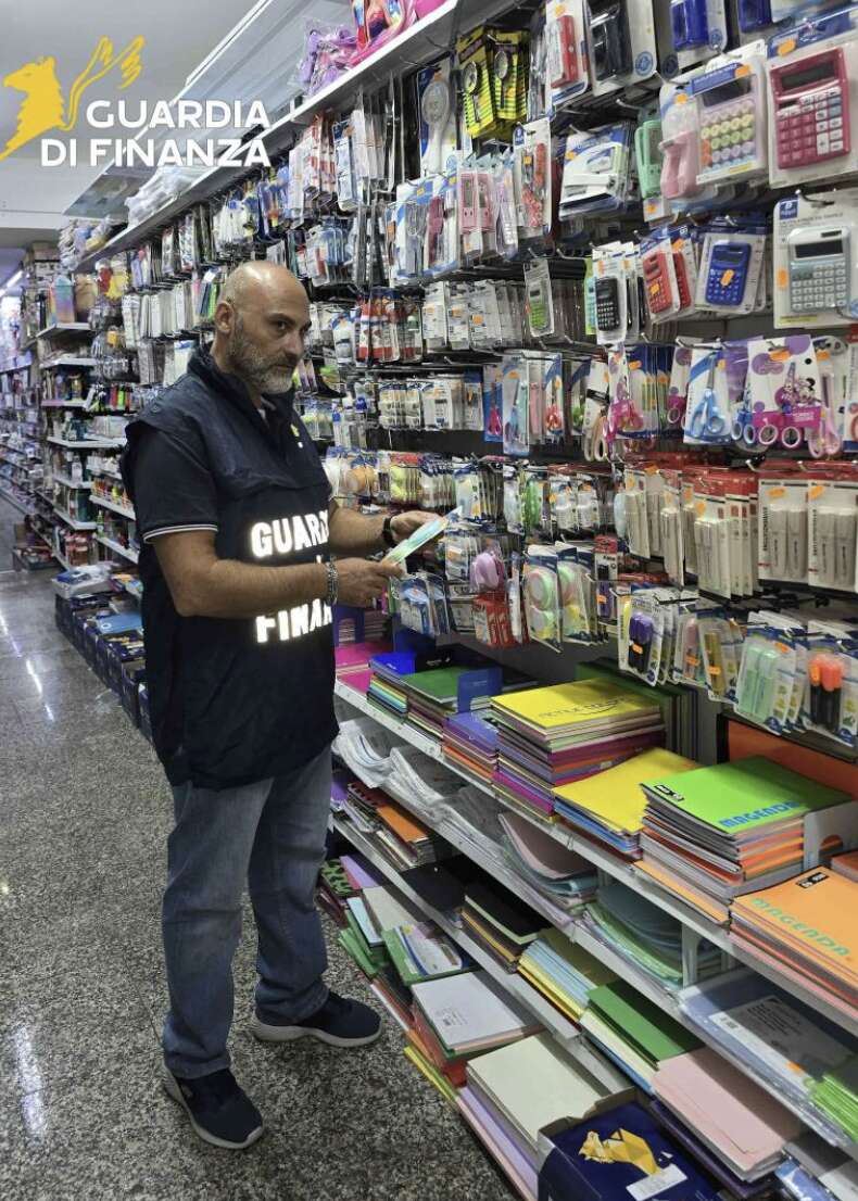 maxi sequestro di prodotti scolastici non sicuri da Anteprima24.it maxi sequestro di prodotti scolastici non sicuri