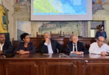 VIDEO/ Rogo di Airola, cittadini furiosi davanti a Fico: “Non ce la facciamo più”