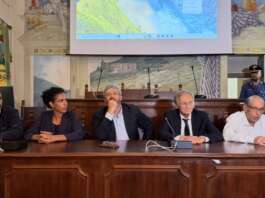 VIDEO/ Rogo di Airola, cittadini furiosi davanti a Fico: “Non ce la facciamo più”