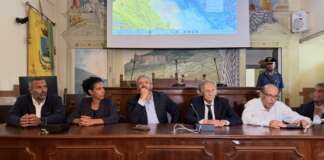VIDEO/ Rogo di Airola, cittadini furiosi davanti a Fico: “Non ce la facciamo più”
