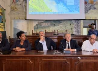 VIDEO/ Rogo di Airola, cittadini furiosi davanti a Fico: “Non ce la facciamo più”