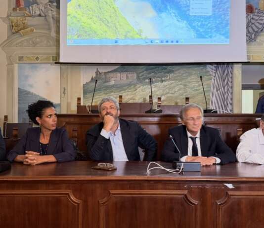 VIDEO/ Rogo di Airola, cittadini furiosi davanti a Fico: “Non ce la facciamo più”