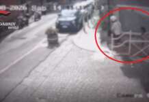 Le strappa la borsa e scappa in scooter: 48enne incastrato dalle telecamere a Napoli