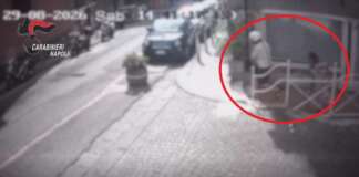 Le strappa la borsa e scappa in scooter: 48enne incastrato dalle telecamere a Napoli