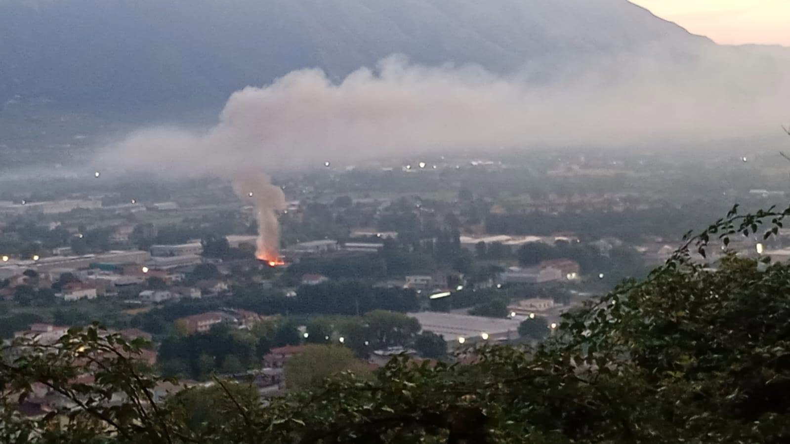airola incendio nel sito di stoccaggio area sequestrata e indagini della procura da Anteprima24.it airola incendio nel sito di stoccaggio area sequestrata e indagini della procura
