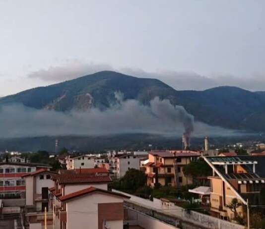 Airola, nuovo incendio nell’ex Ecofalzarano: le fiamme ripartono nel capannone di via Carracciano Incendio airola ripartito