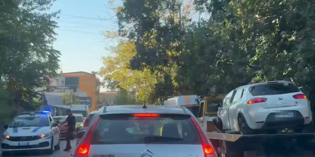 scontro frontale tra due auto traffico in tilt su via dei greci soccorsi sul posto da Anteprima24.it scontro frontale tra due auto traffico in tilt su via dei greci soccorsi sul posto